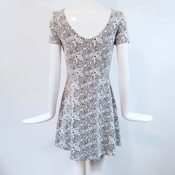 Topshop Black White Floral Print Skater Dress Sz 8 - Picture 2 of 5